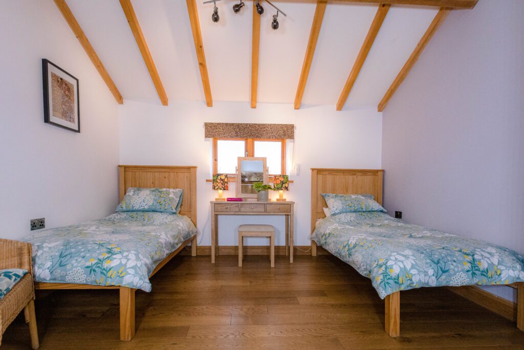 Room with 2 single beds
