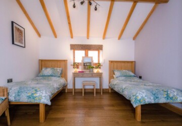 Room with 2 single beds