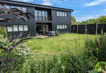 Fully secure garden with fence Garden with black barn
