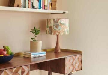 Desk with pink lamp